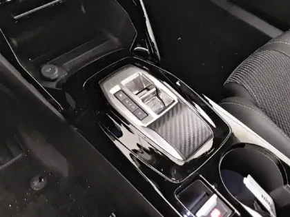 Photo 13 Peugeot 2008  Hybrid 136 e-DCS6