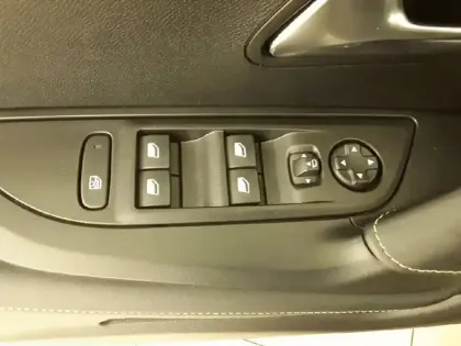 Photo 64 Peugeot 2008  Hybrid 136 e-DCS6