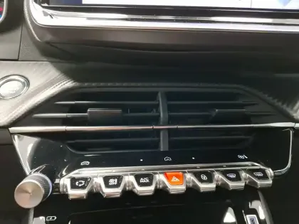 Photo 24 Peugeot 2008  Hybrid 136 e-DCS6