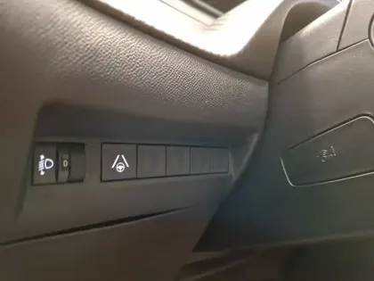 Photo 18 Peugeot 2008  Hybrid 136 e-DCS6