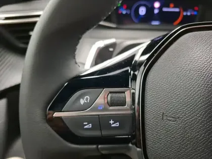 Photo 16 Peugeot 2008  Hybrid 136 e-DCS6