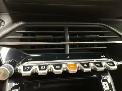 Photo 75 Peugeot 2008  Hybrid 136 e-DCS6