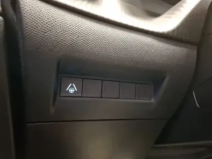 Photo 66 Peugeot 2008  Hybrid 136 e-DCS6