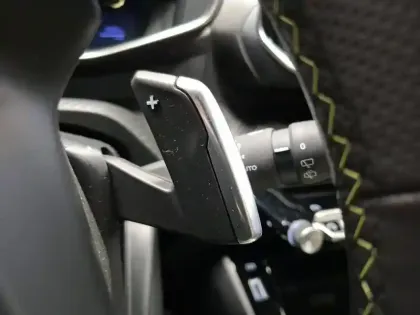 Photo 107 Peugeot 2008  Hybrid 136 e-DCS6