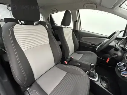 Photo 13 Toyota Yaris 70 VVT-i France