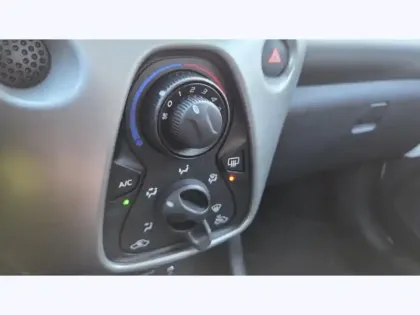 Photo 12 Toyota Aygo 1.0 VVT-i x-play 69 ch BVA5