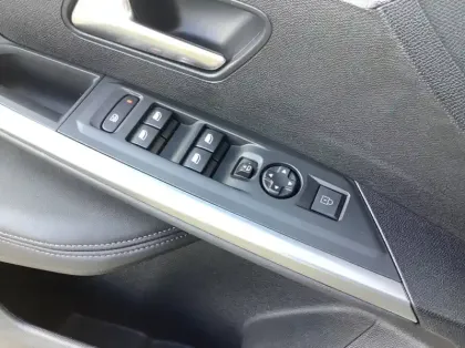 Photo 16 Peugeot 5008 Nouveau Hybrid 145 ch e-DCS6 Allure