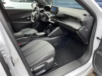 Photo 9 Peugeot 2008  1.2 Hybrid 145ch Allure e-DCS6