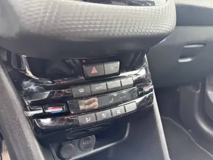 Photo 24 Peugeot 208  BlueHDi 100ch BVM6