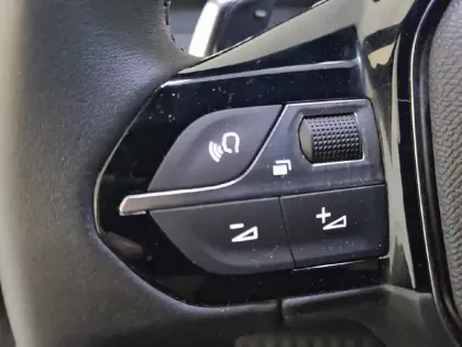 Photo 48 Peugeot 2008  Hybrid 136 e-DCS6