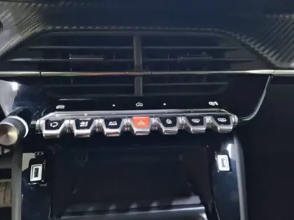 Photo 45 Peugeot 2008  Hybrid 136 e-DCS6