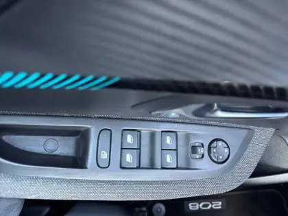 Photo 21 Peugeot 208  PureTech 100 S&S BVM6