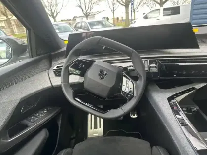 Photo 8 Peugeot 5008  Plug-in Hybrid 225 ch e-DCS7