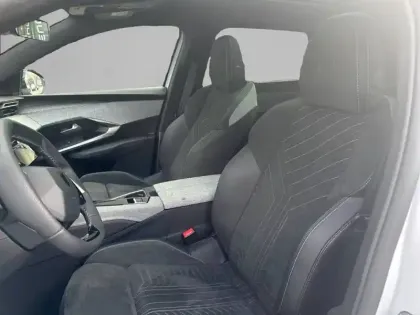 Photo 10 Peugeot 5008  Plug-in Hybrid 225 ch e-DCS7