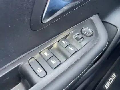 Photo 54 Peugeot 208  Hybrid 100 e-DCS6