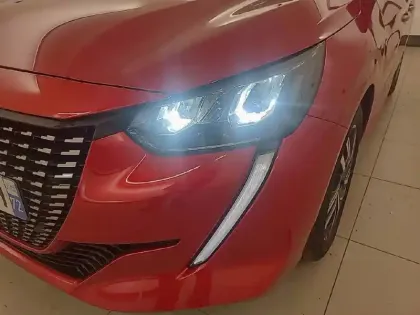 Photo 59 Peugeot 208  PureTech 100 S&S EAT8