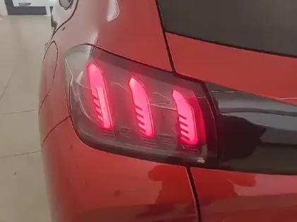 Photo 60 Peugeot 208  PureTech 100 S&S EAT8