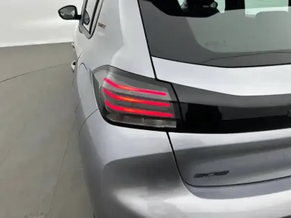 Photo 16 Peugeot 208  Hybrid 100 e-DCS6