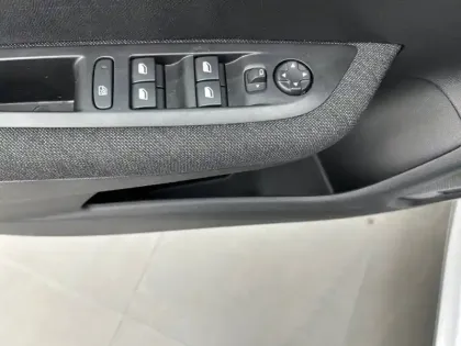 Photo 17 Peugeot 208  Hybrid 100 e-DCS6