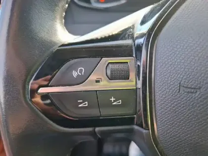 Photo 17 Peugeot 2008  PureTech 100 S&S BVM6