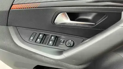 Photo 117 Peugeot 2008  PureTech 100 S&S BVM6