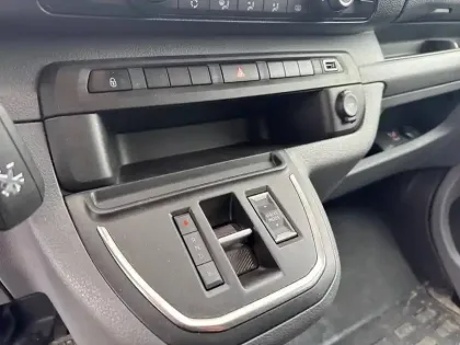 Photo 13 Peugeot Expert  Standard Electrique 75 kWh 136ch