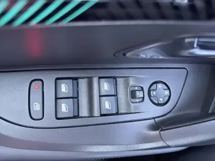 Photo 21 Peugeot 2008  Electrique 136 ch