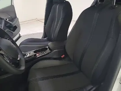 Photo 33 Peugeot 2008  Electrique 136 ch