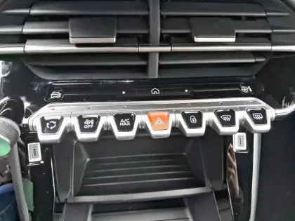 Photo 18 Peugeot 2008  Hybrid 110 e-DCS6