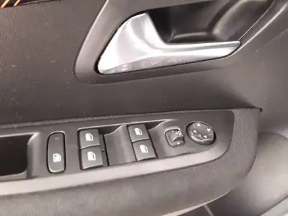 Photo 20 Peugeot 208  Electrique 50 kWh 136ch