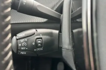 Photo 43 Peugeot 208  PureTech 75 S&S BVM5