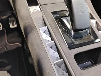 Photo 19 DS DS 7 DS7 Crossback Hybride E-Tense 300 EAT8 4x4 Performance Line+