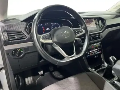 Photo 8 Volkswagen T-cross 1.0 TSI 110 Start/Stop BVM6 R-Line Tech