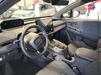 Photo 14 Toyota C-HR + 224ch 77kWh Design Grande Autonomie