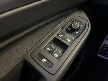 Photo 13 Volkswagen Golf  1.5 eTSI OPF 130ch Active DSG7