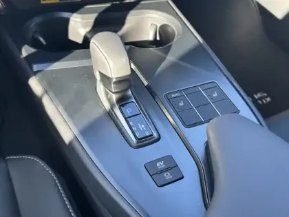 Photo 22 Lexus UX 300h 2WD F SPORT Design My26 HYBRIDE