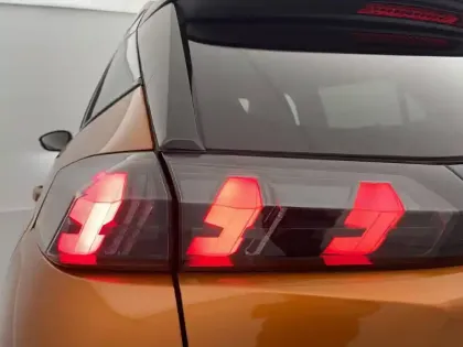 Photo 101 Peugeot 2008  PureTech 130 S&S BVM6