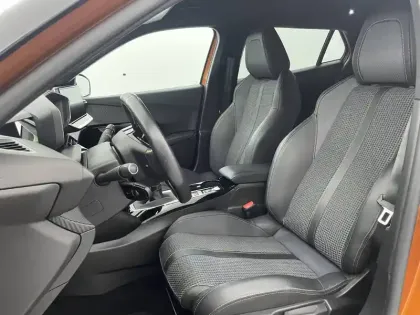 Photo 21 Peugeot 2008  PureTech 130 S&S BVM6