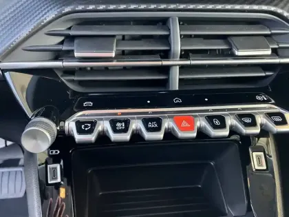 Photo 11 Peugeot 208  Hybrid 110 ch e-DCS6