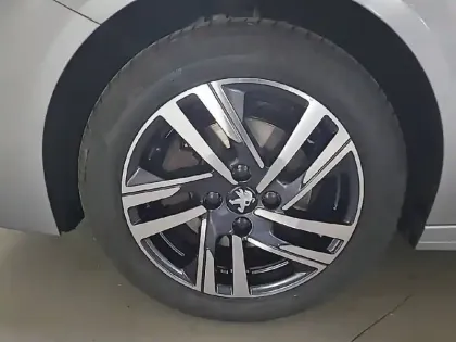 Photo 32 Peugeot 208 Gén. II Ph1 NG Allure 5