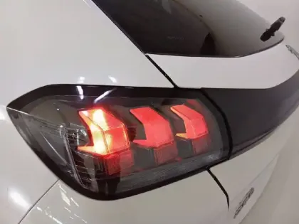 Photo 16 Peugeot 208  BlueHDi 100 S&S BVM6