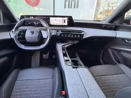 Photo 13 Peugeot 5008  Hybrid 136ch Allure e-DCS6 7 Places