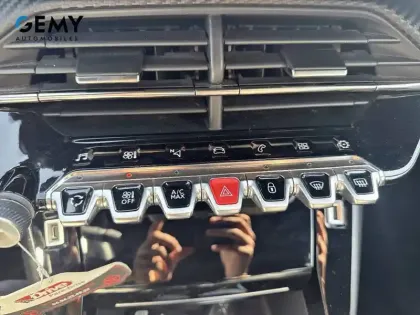 Photo 12 Peugeot 2008  PureTech 130 S&S EAT8