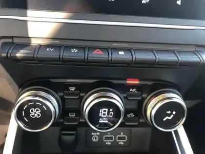 Photo 33 Renault Clio Gén. V (BJA) Ph1 Intens 5