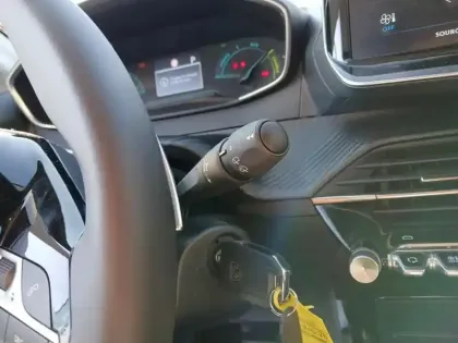 Photo 17 Peugeot 208  Hybrid 110 ch e-DCS6 Style