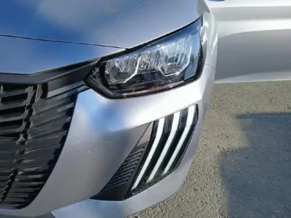 Photo 13 Peugeot 208  Hybrid 110 ch e-DCS6 Style