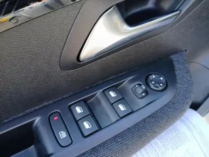 Photo 6 Peugeot 208  Hybrid 110 ch e-DCS6 Style