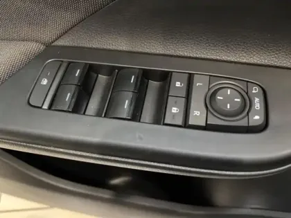 Photo 10 Toyota C-HR  1.8 Hybride 140ch Dynamic NG23