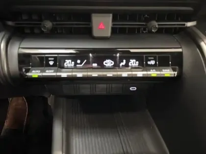 Photo 9 Toyota C-HR  1.8 Hybride 140ch Dynamic NG23