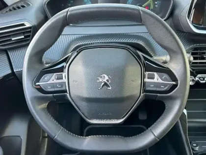 Photo 13 Peugeot 208  e- 136ch Style